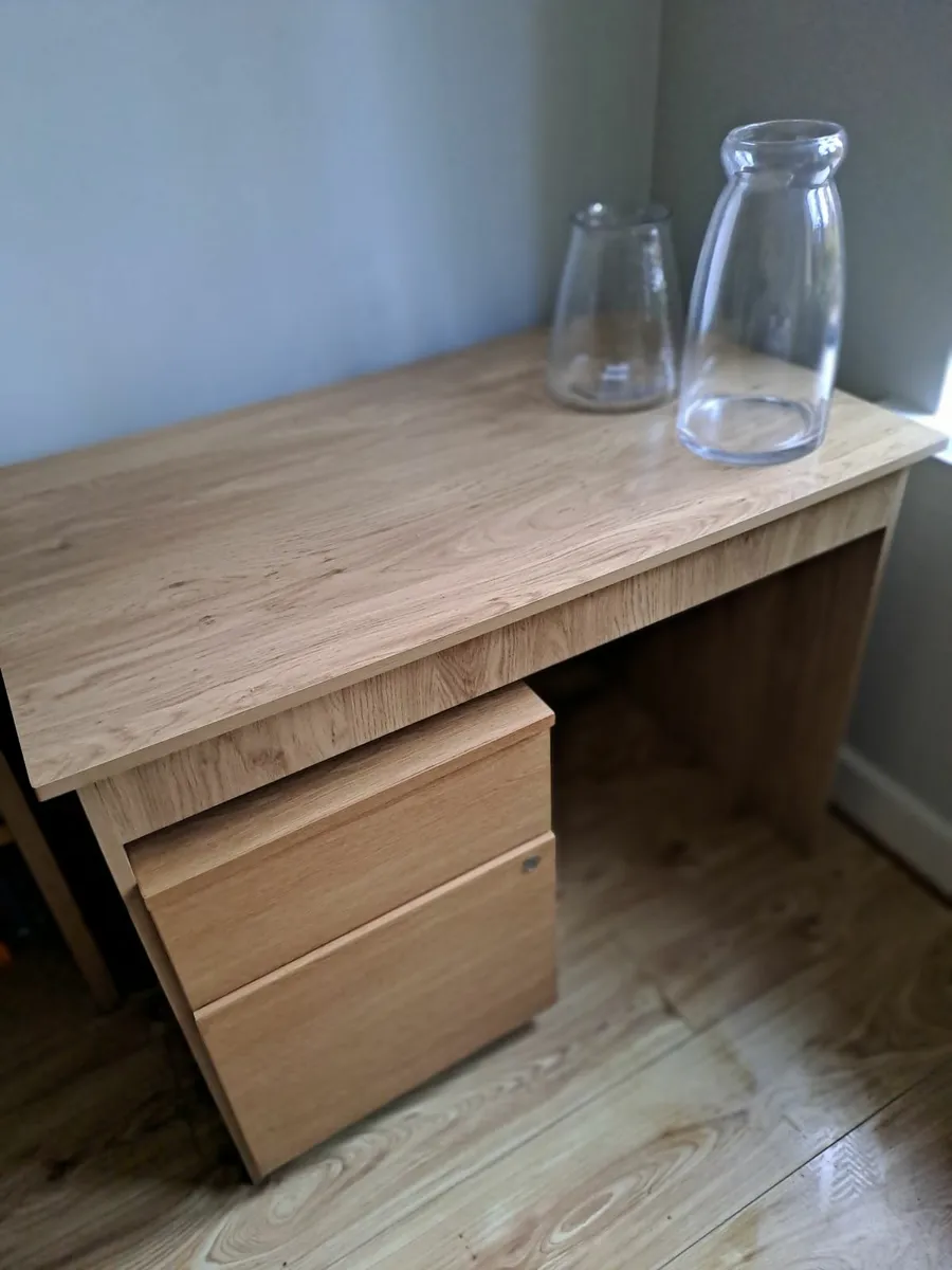 Desk and small filing cabinet - Image 1