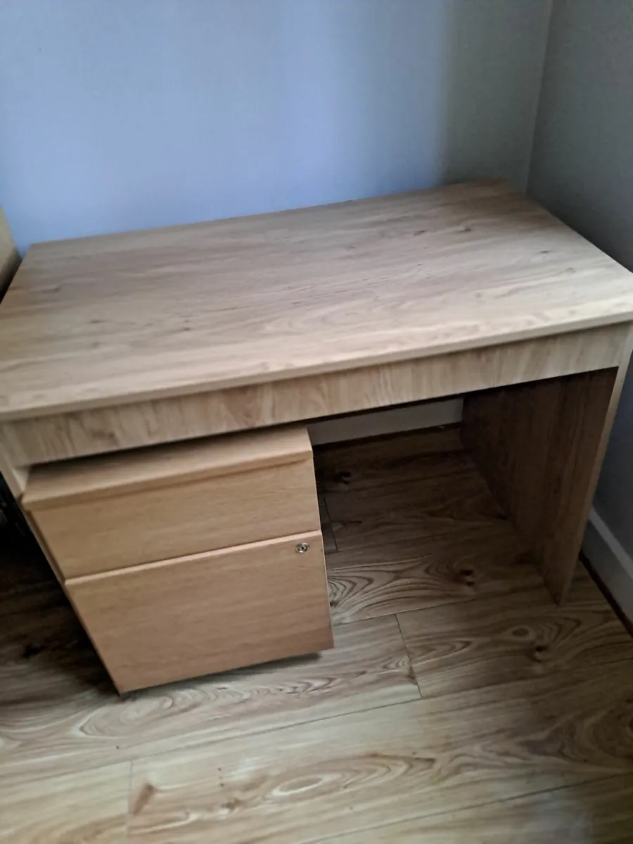 Desk and small filing cabinet - Image 2