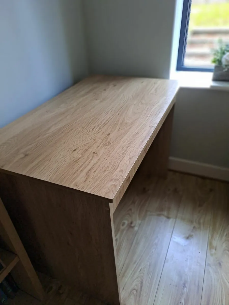 Desk and small filing cabinet - Image 4
