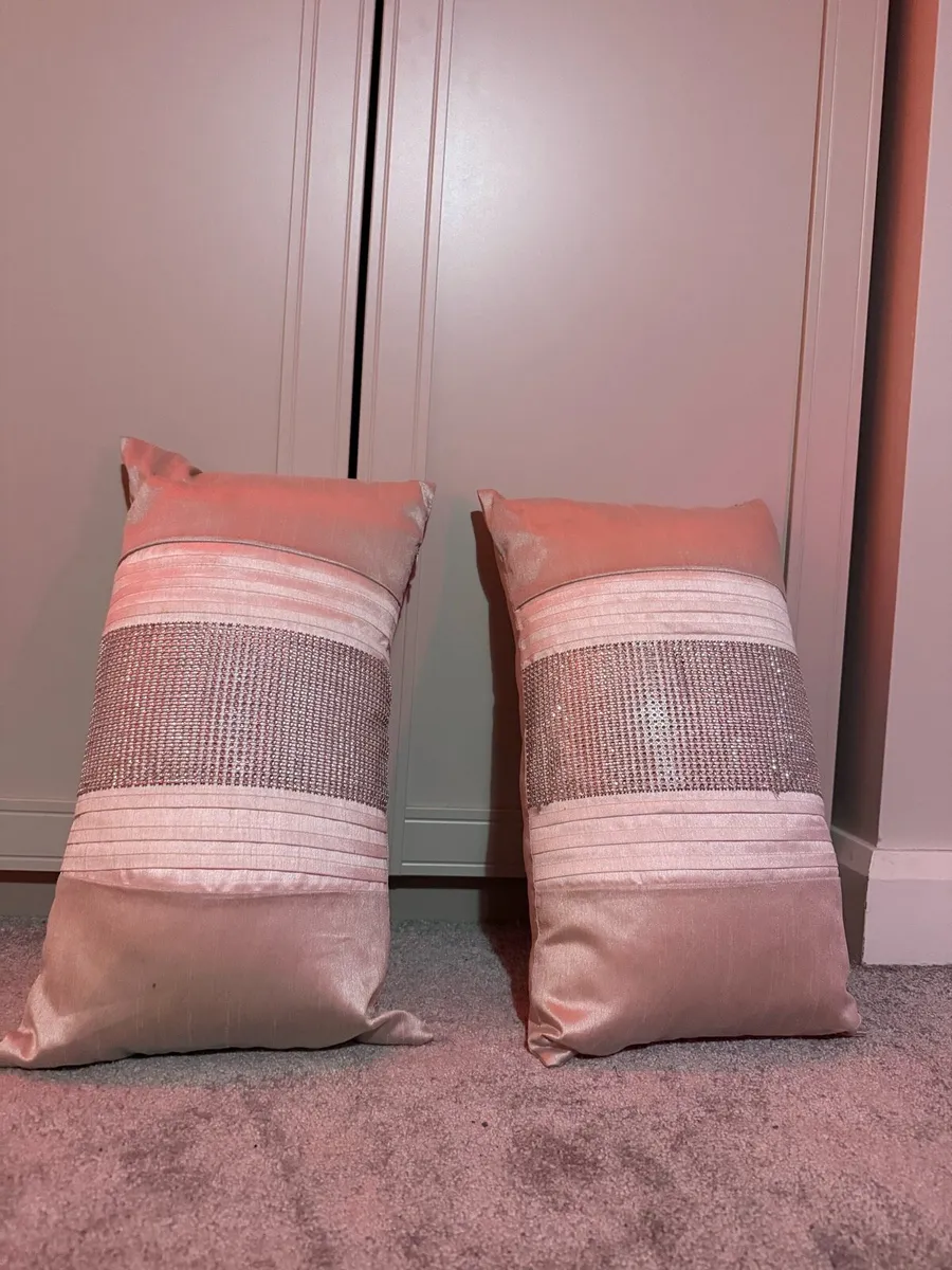 Beige cushions - Image 1