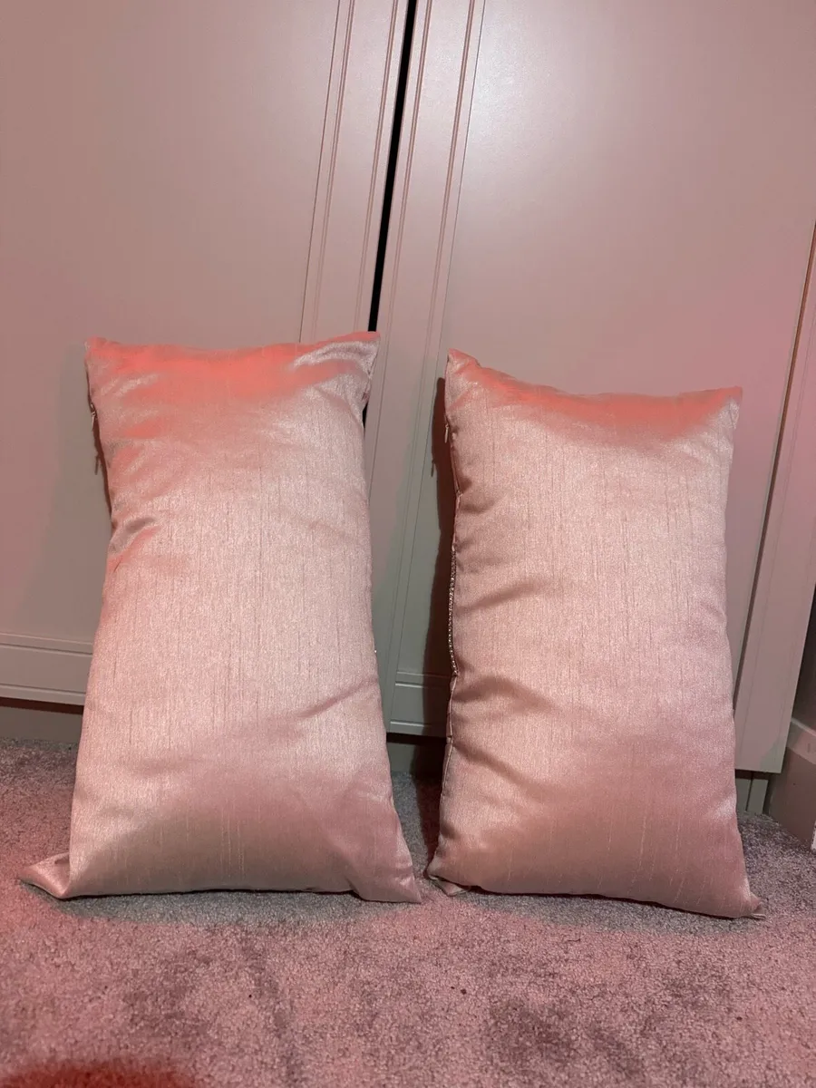 Beige cushions - Image 2