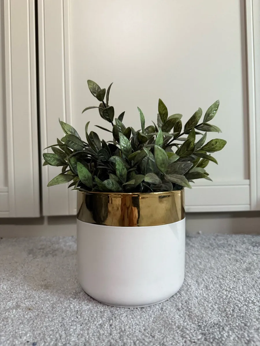 4 Artificial plants & Pots - Image 1
