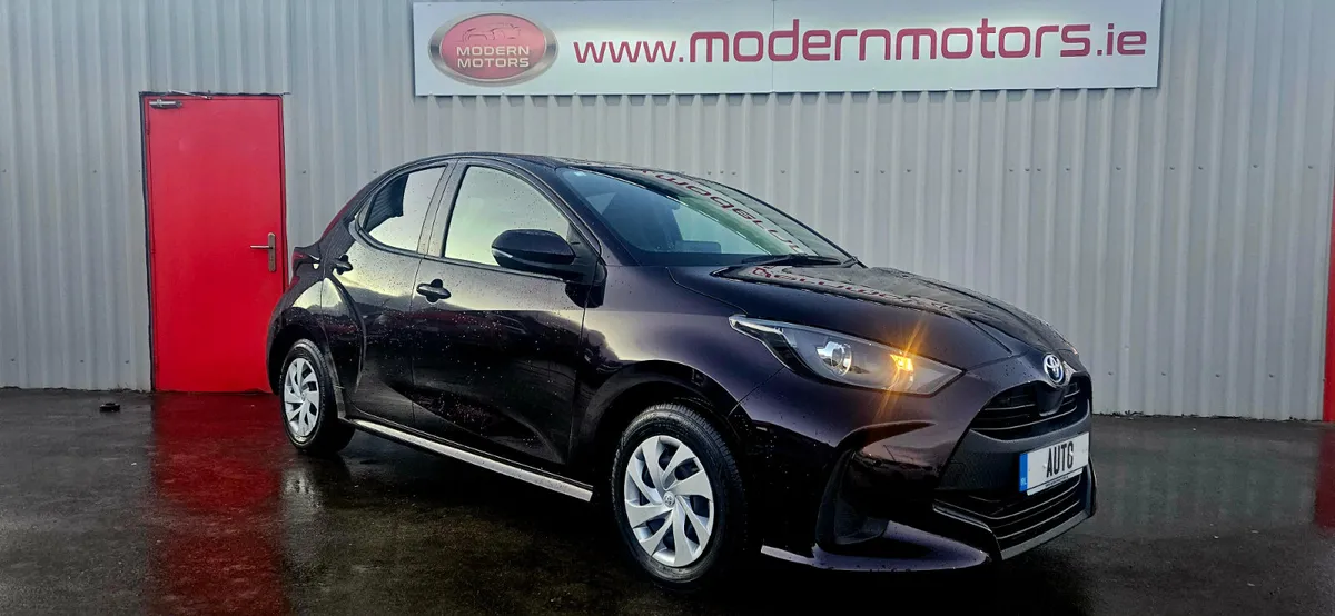 Toyota Yaris 1.5 hybrid/petrol new model low kms - Image 3