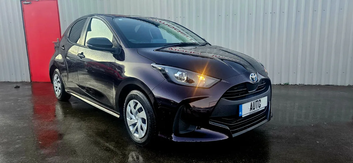 Toyota Yaris 1.5 hybrid/petrol new model low kms - Image 2