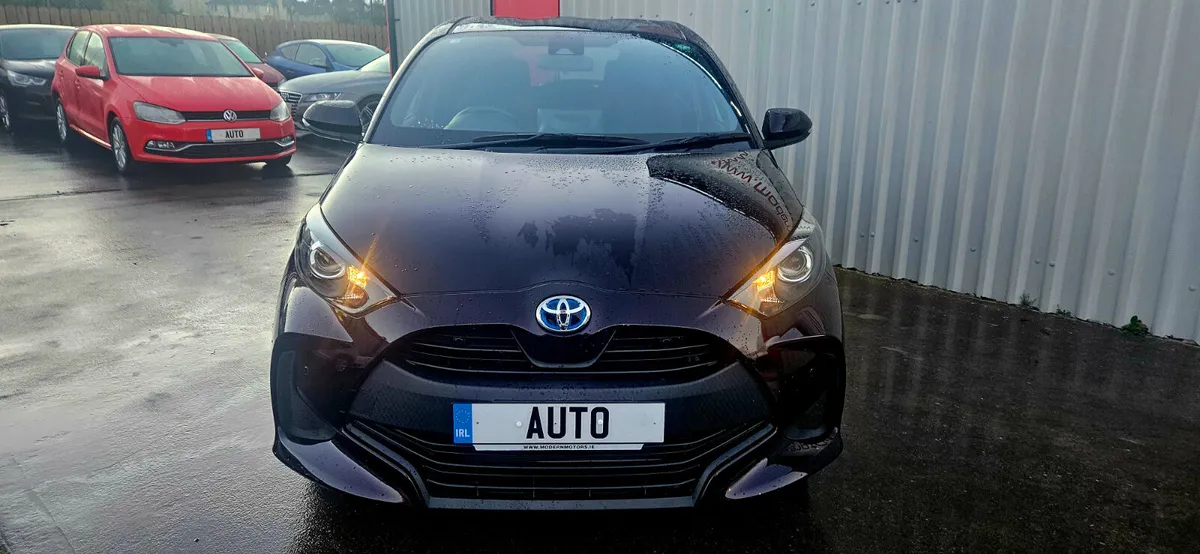 Toyota Yaris 1.5 hybrid/petrol new model low kms - Image 4