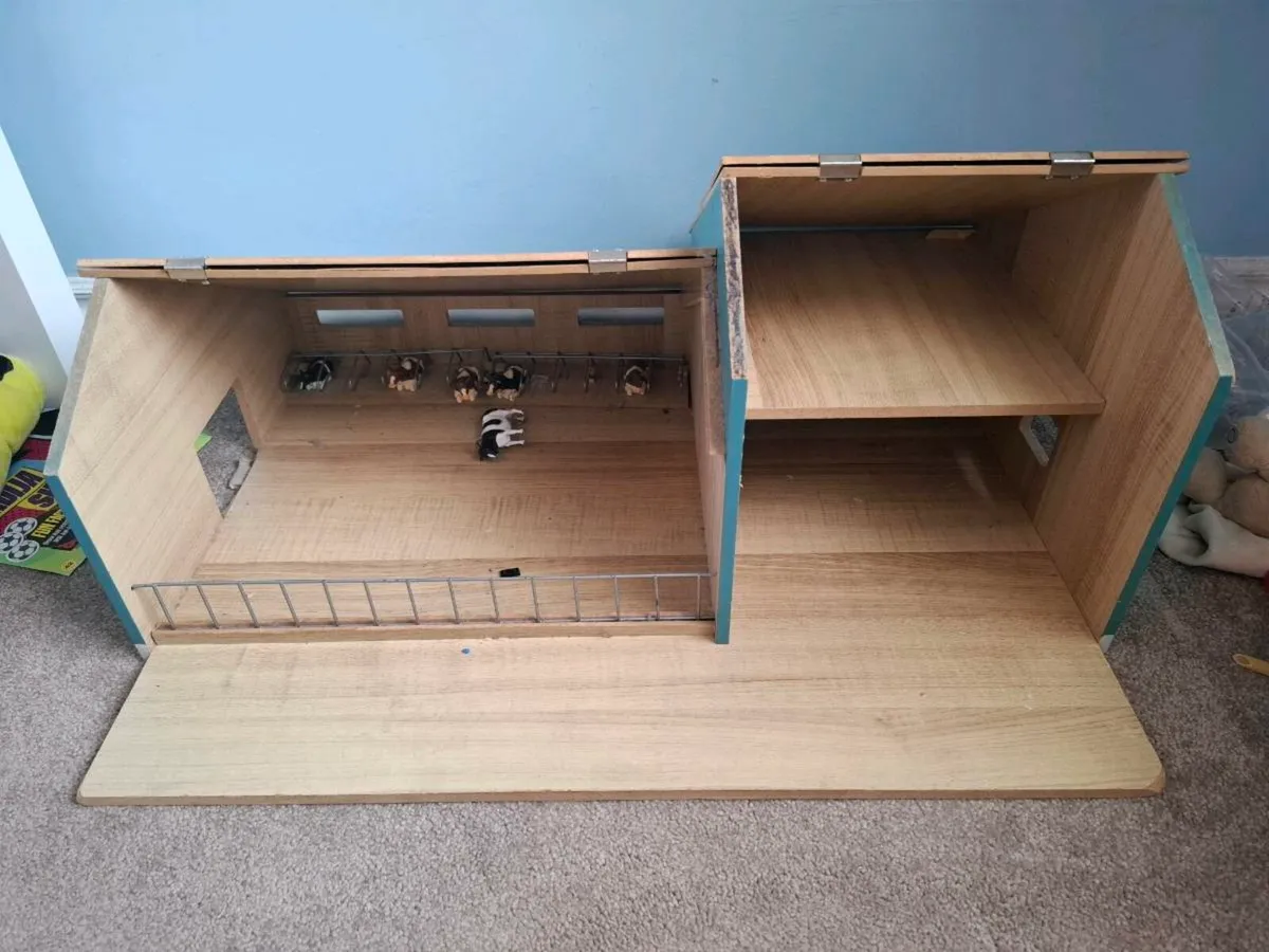 Farm Shed & Tractors - Image 3