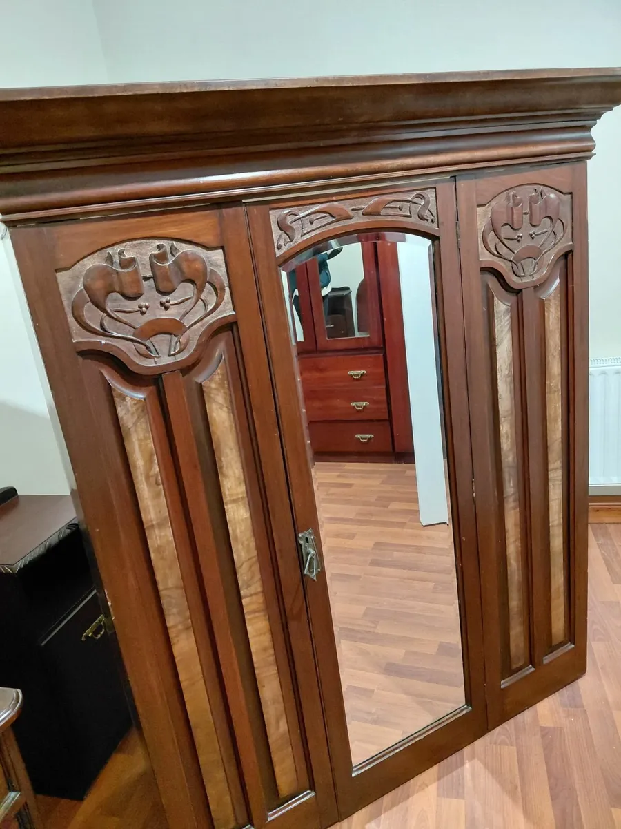 Old style wardrobe - Image 2