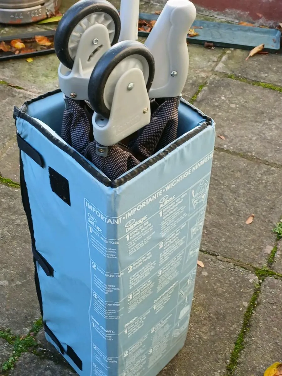 Portable  child's cot - Image 1