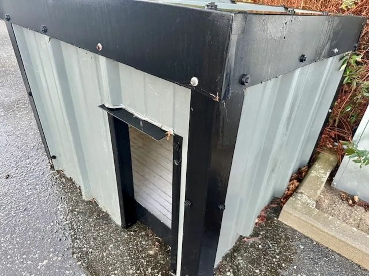 Kingspan Insulated Pet House - Image 1