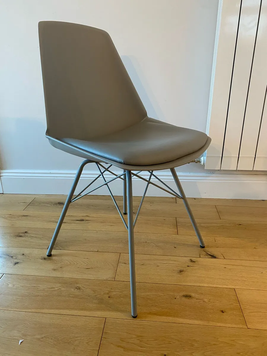 Kitchen Table and Chairs - Image 3