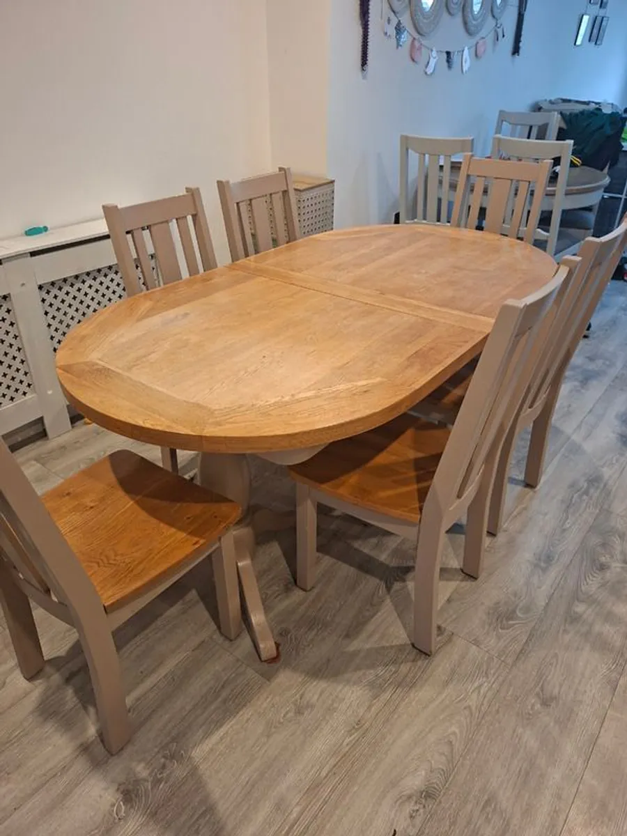 Table and chairs - Image 1