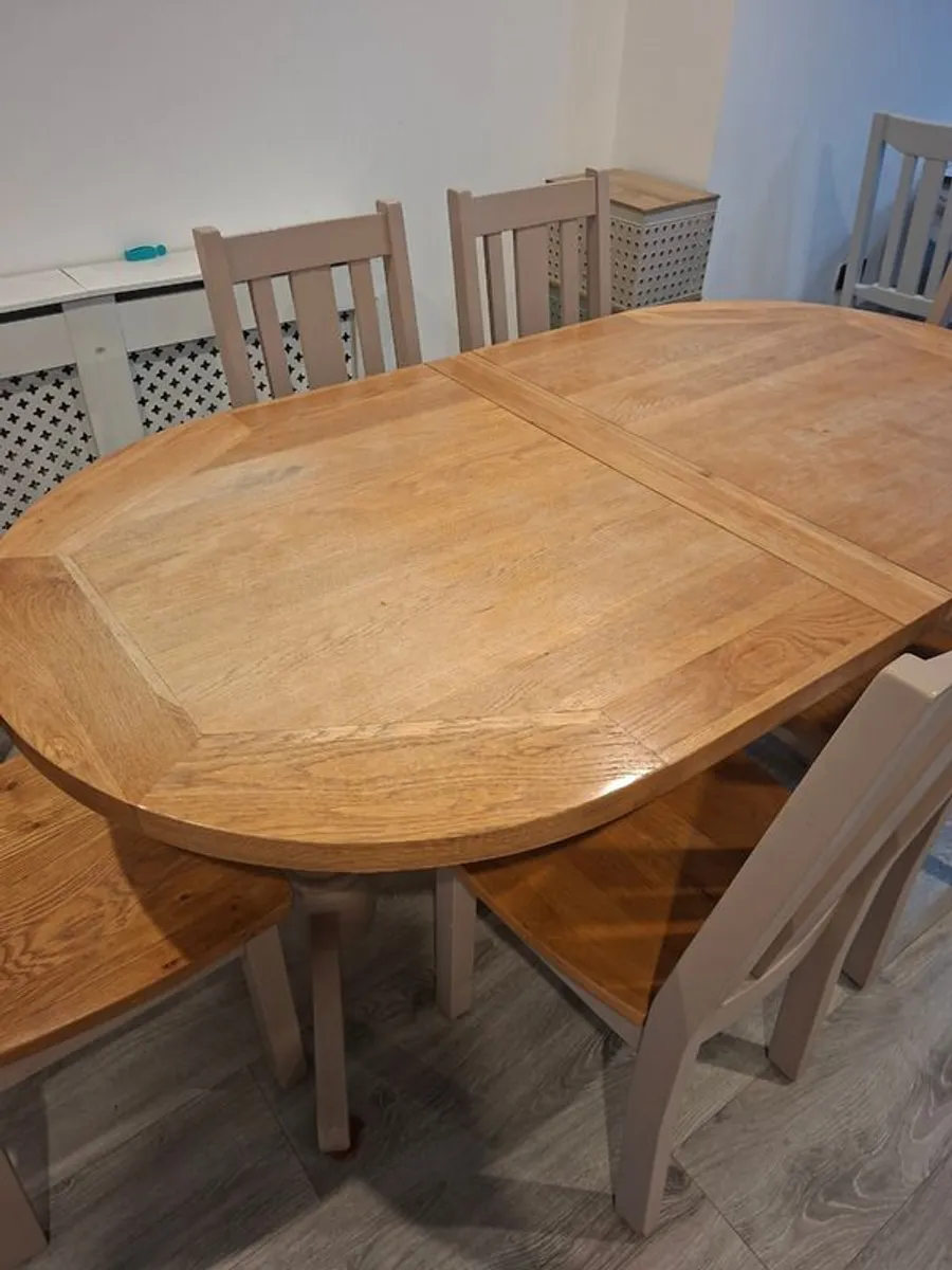 Table and chairs - Image 2