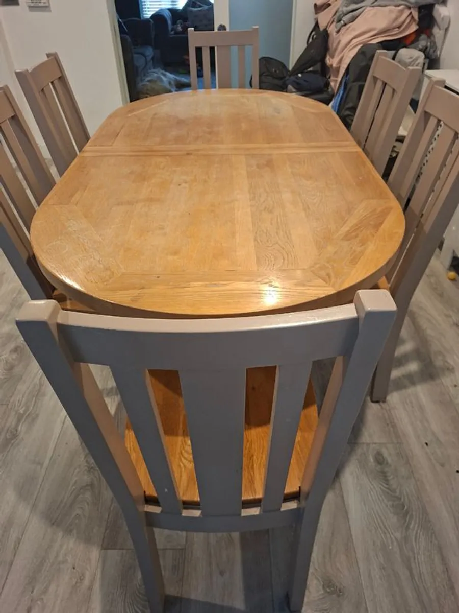 Table and chairs - Image 3