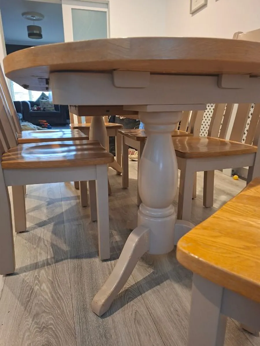 Table and chairs - Image 4