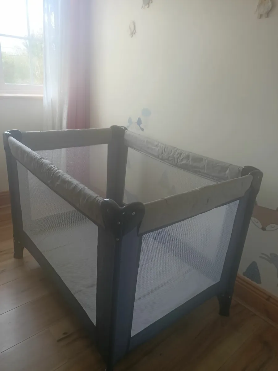 Travel cot - Image 1