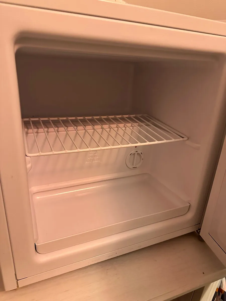 belling BFZ32WH compact tabletop freezer - Image 3