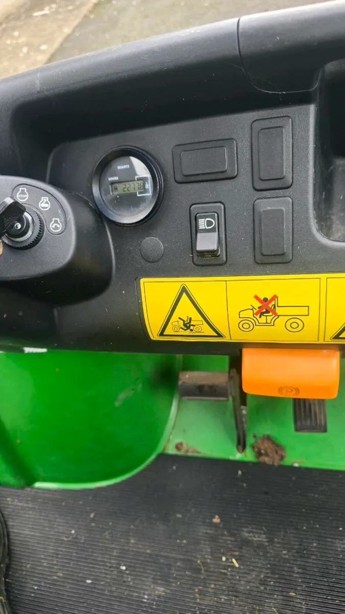 John Deere utility vehicle - Image 4