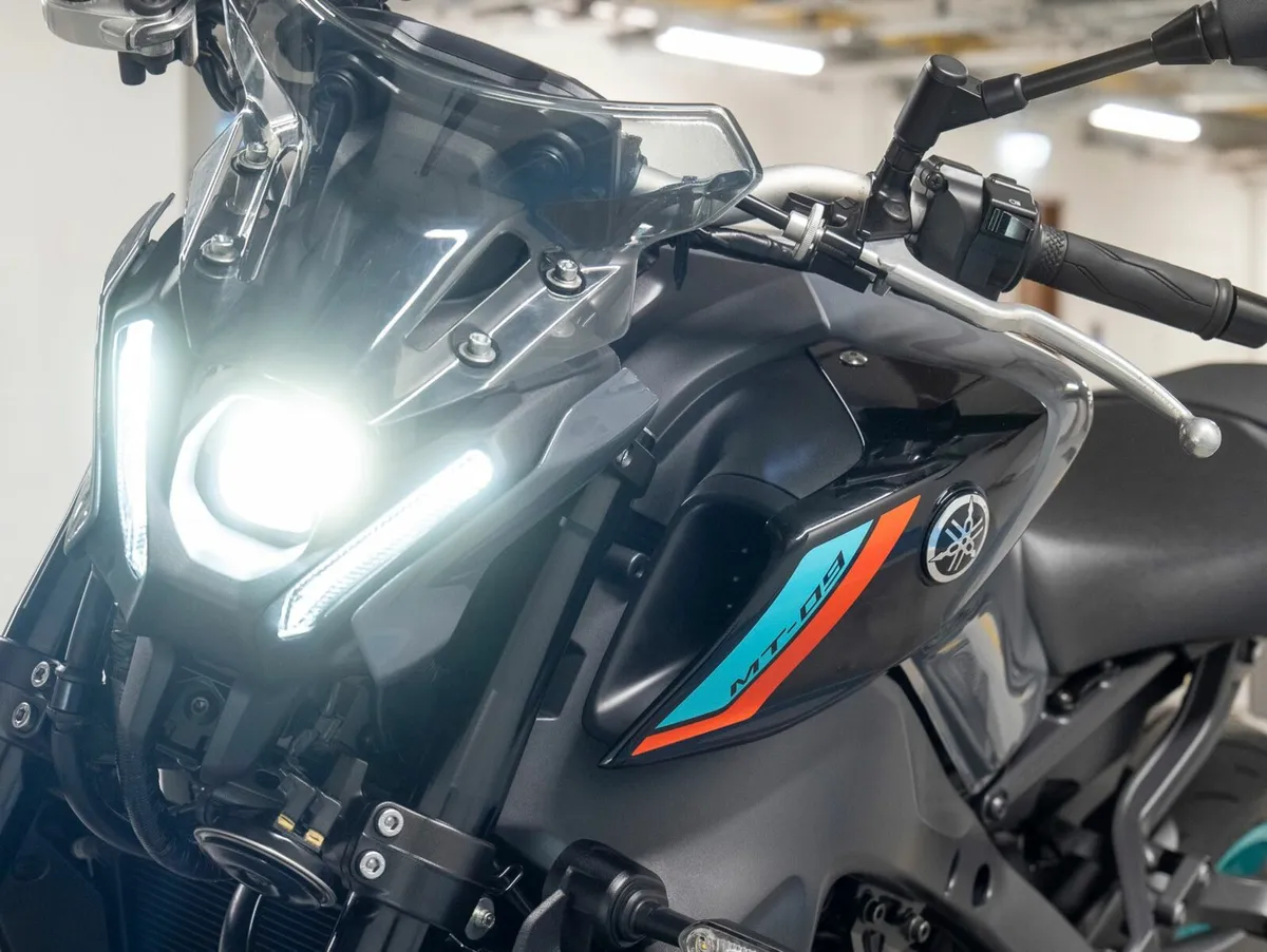 '24 YAMAHA MT09 Grey As New - Image 3