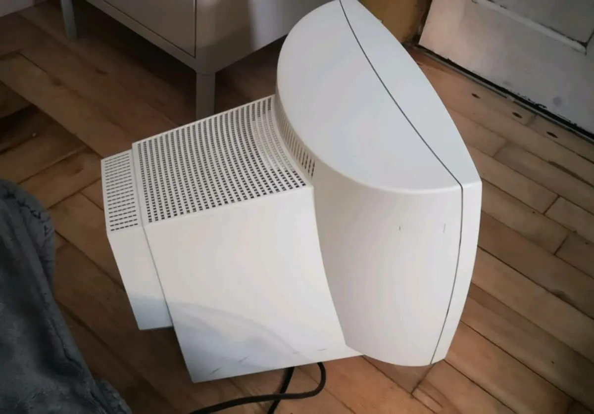 CRT screen 2001 - Image 1