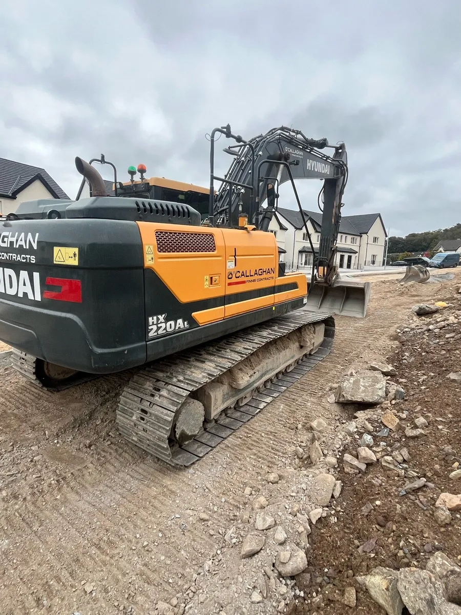 Hyundai 220 with full GPS - Image 4