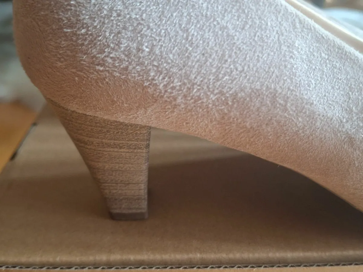 Gorgeous, high-quality Gabor heels. - Image 4