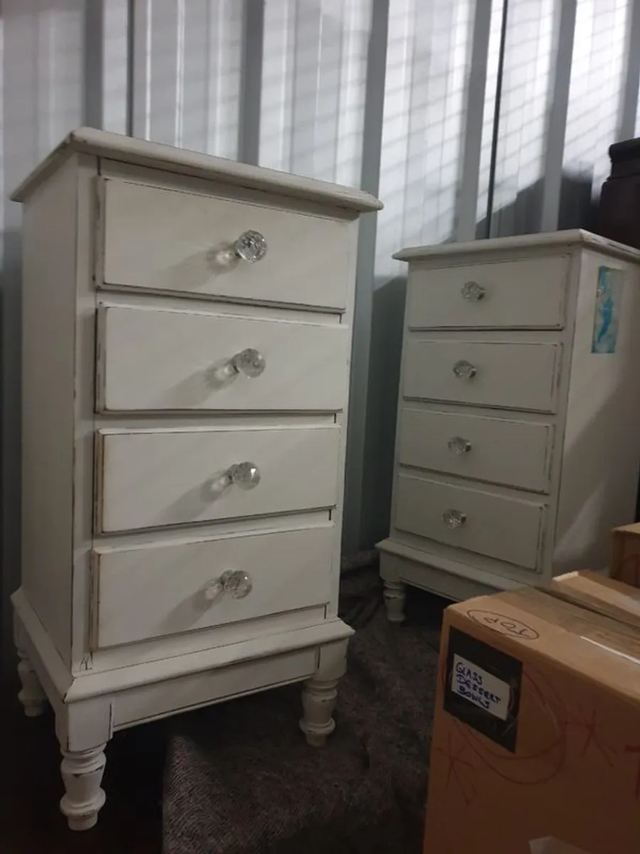 Solid bedside drawers x 2 - Image 3