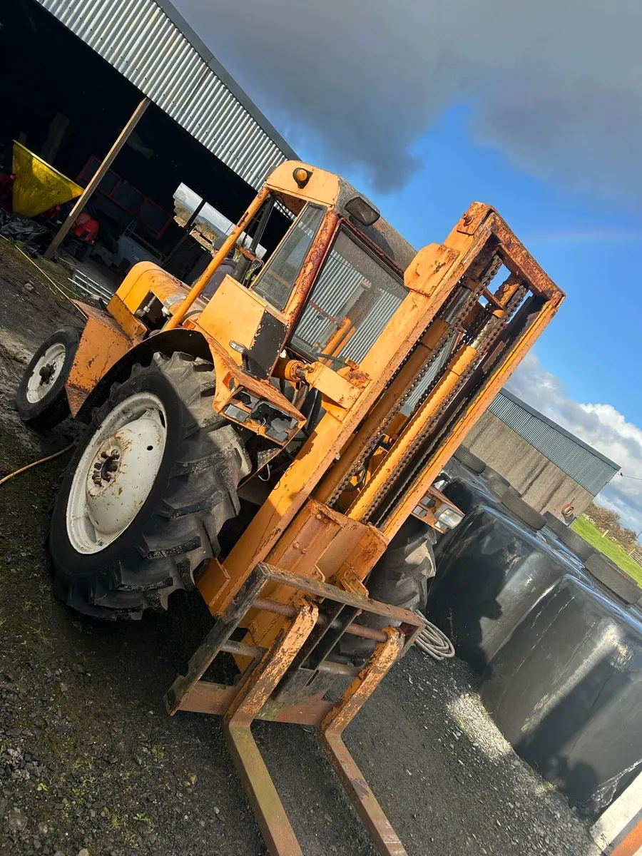 Rough terrain forklift - Image 1