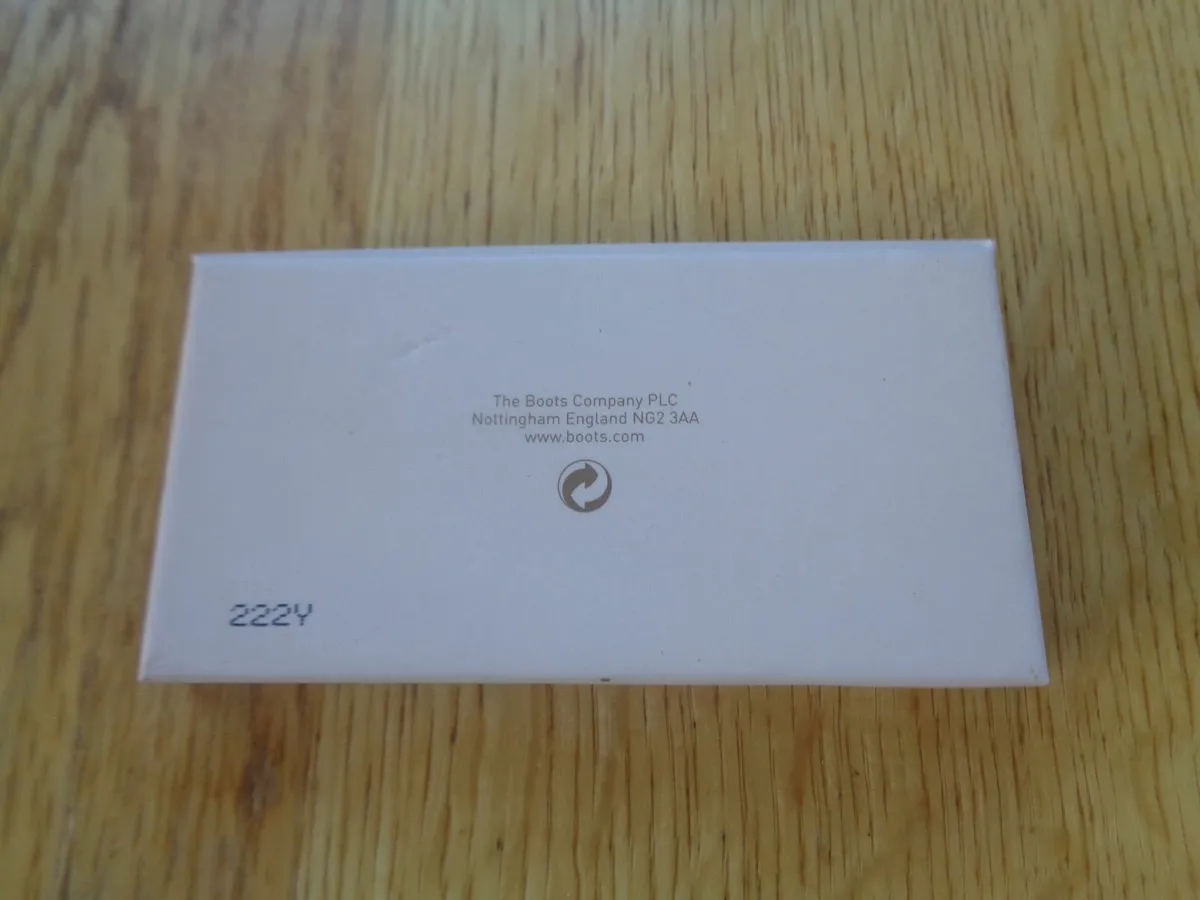 Boxed No 7 Eye Shadow Set for Sale - Image 2