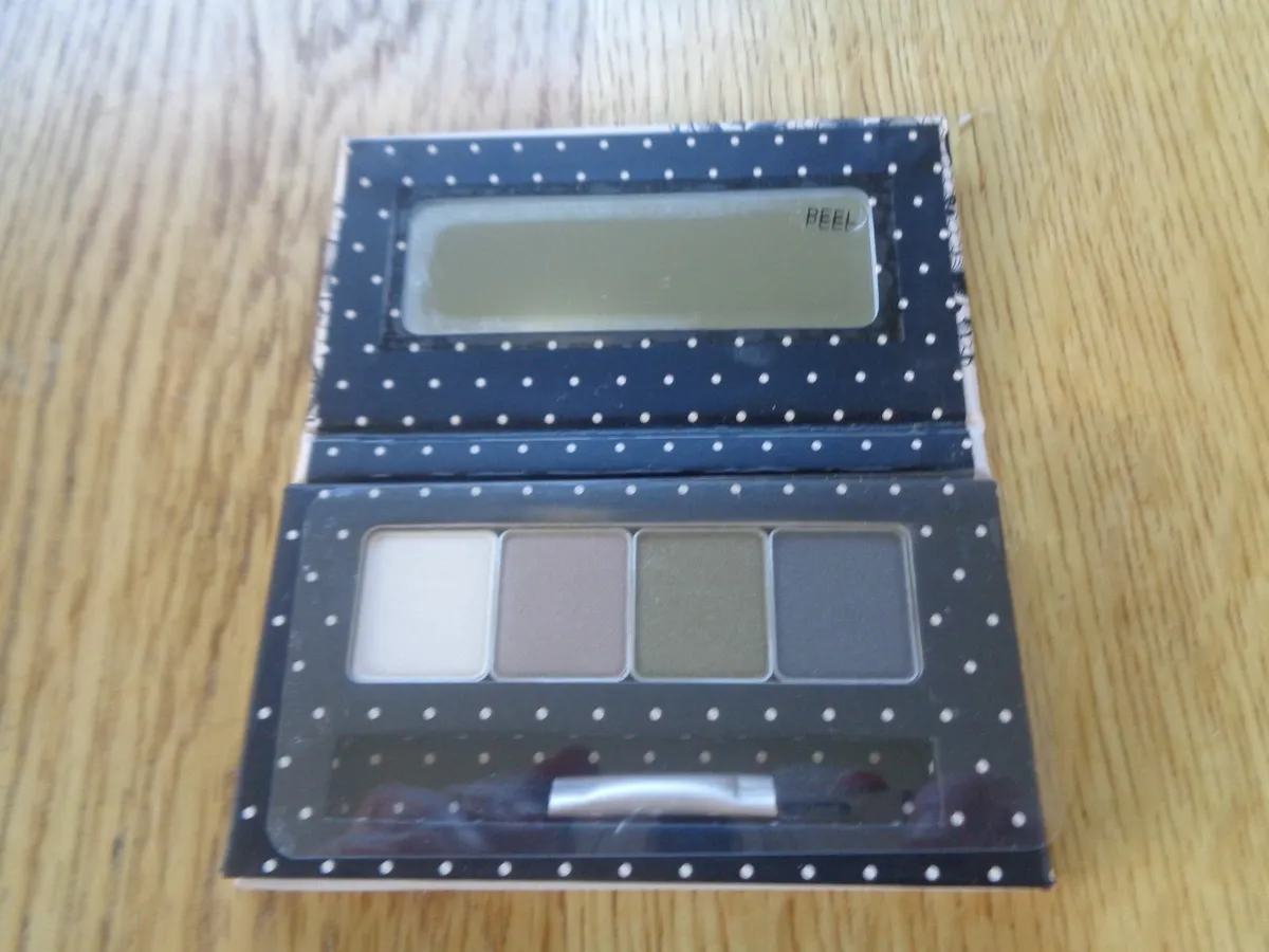 Boxed No 7 Eye Shadow Set for Sale - Image 3