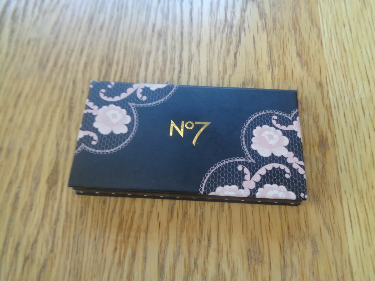 Boxed No 7 Eye Shadow Set for Sale - Image 4