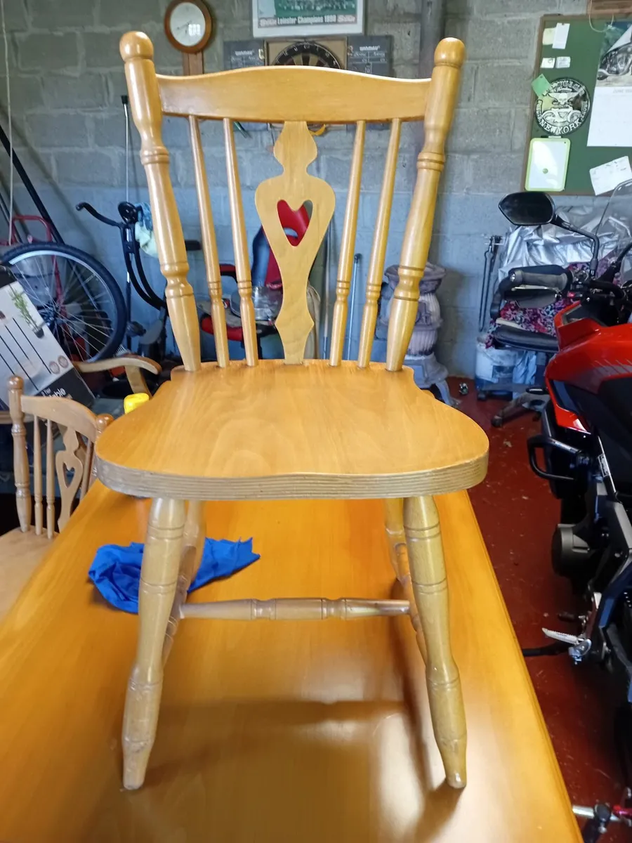 Table n chairs - Image 1