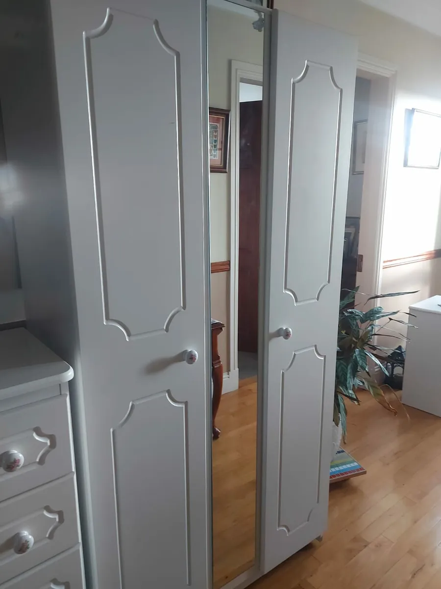 Bedroom furniture - Image 3