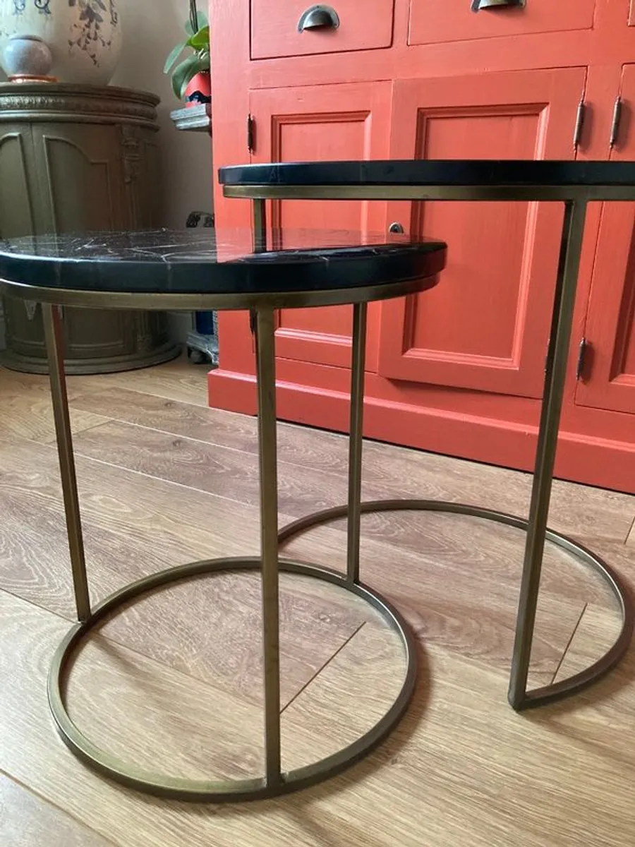 Tables:2 round side tables with marble look tops. - Image 3