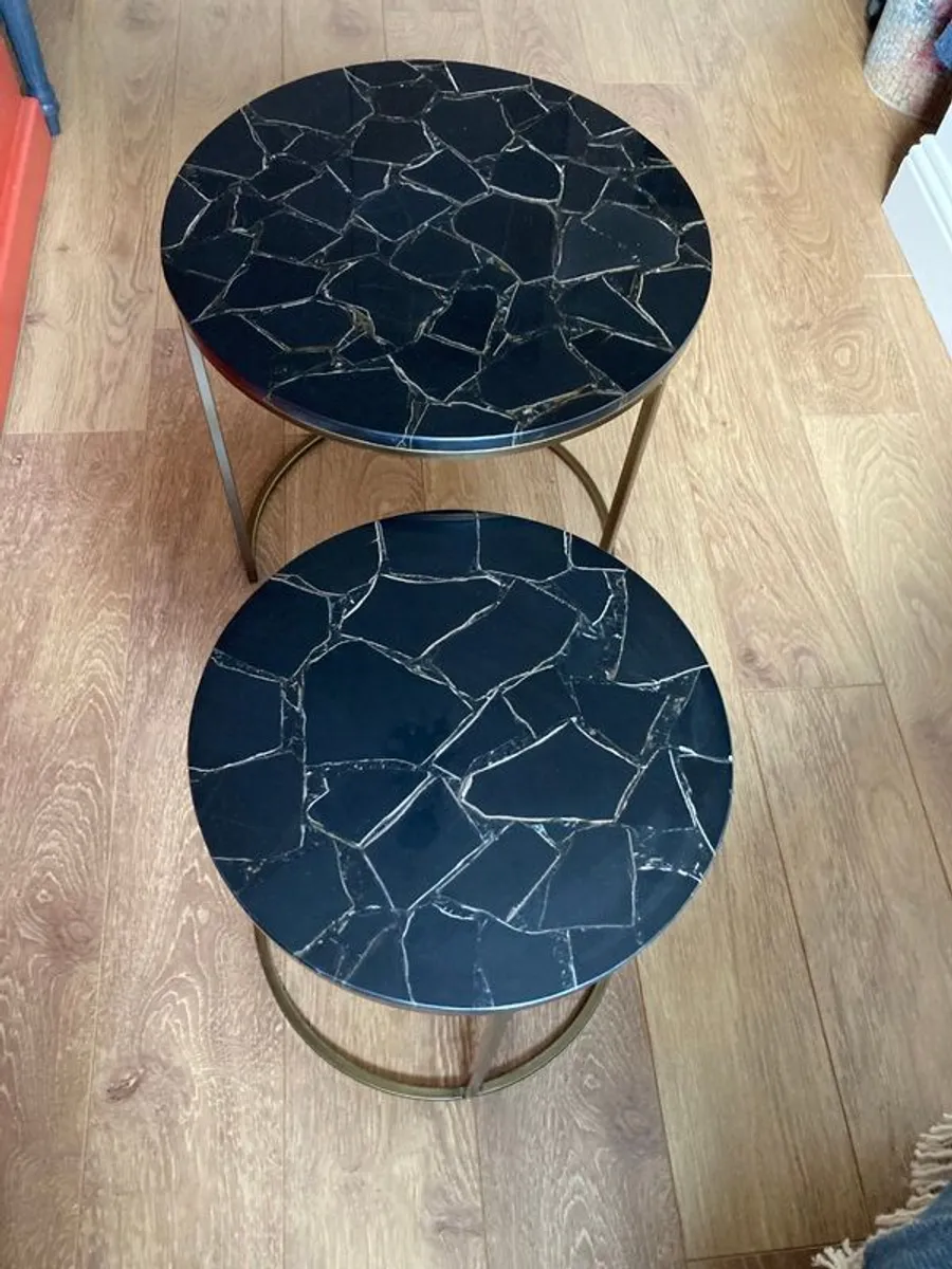 Tables:2 round side tables with marble look tops. - Image 4