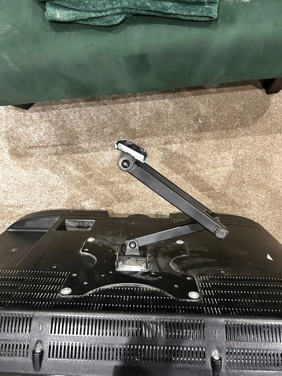 32 Inch Techwood Television with bracket - Image 2