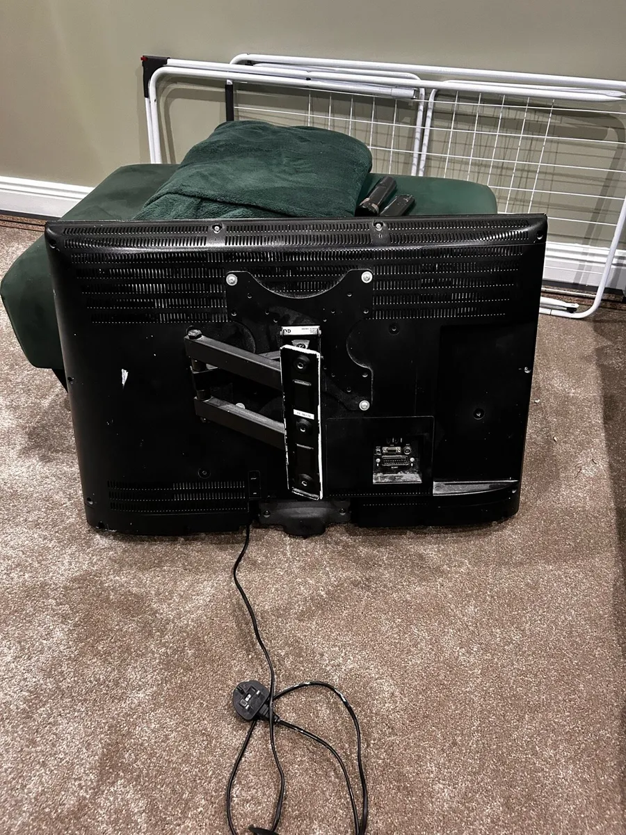 32 Inch Techwood Television with bracket - Image 3