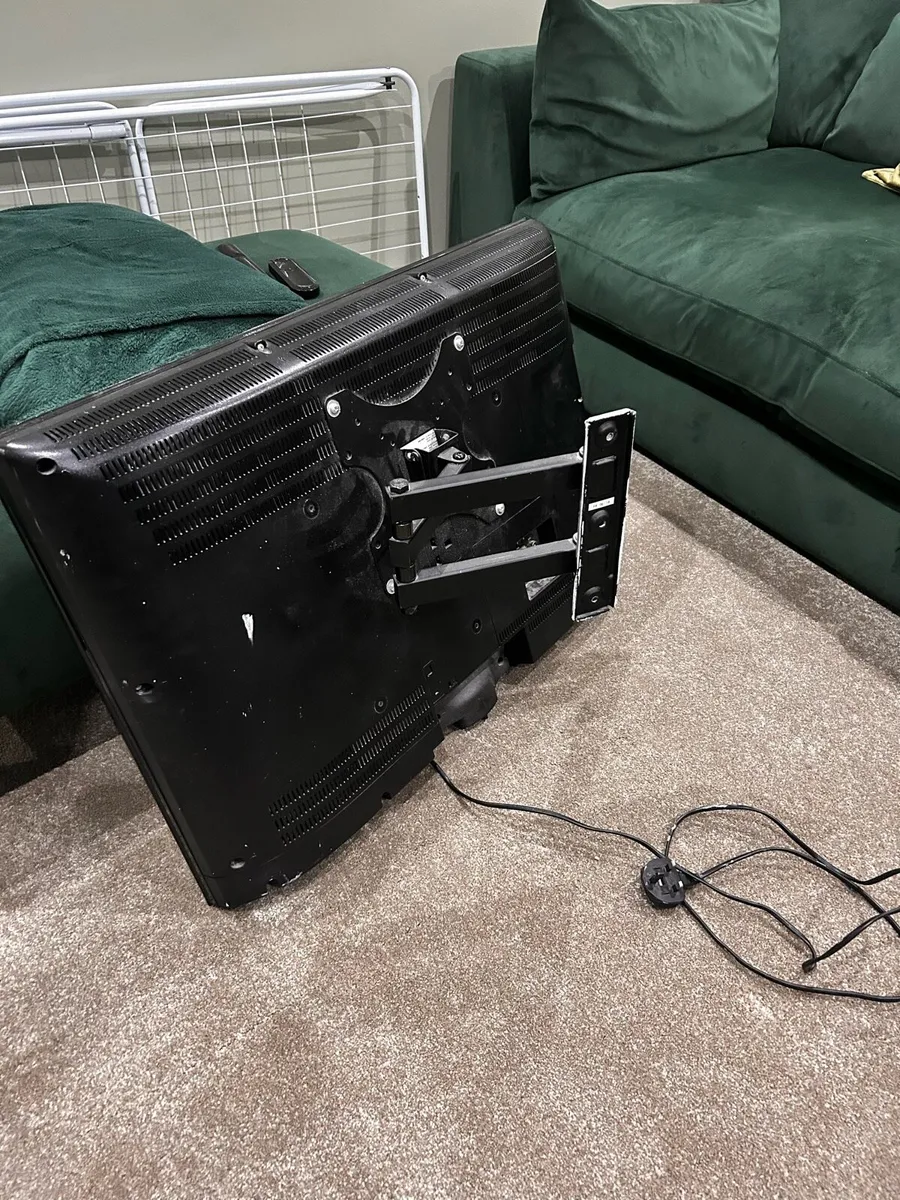 32 Inch Techwood Television with bracket - Image 4