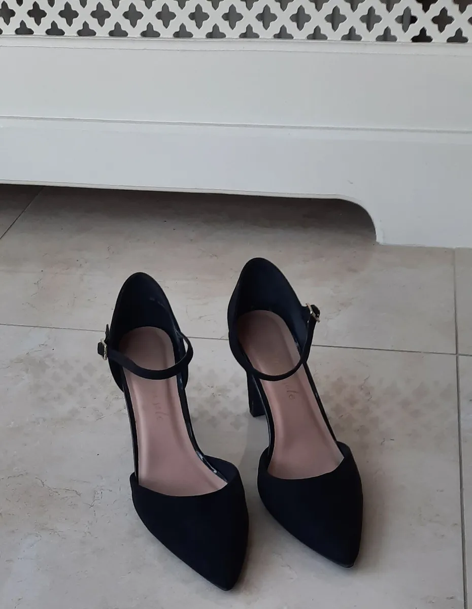 Black suede shoes    Size UK 8 - Image 1