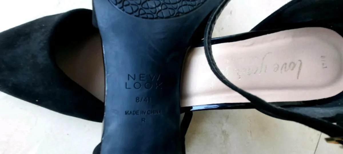 Black suede shoes    Size UK 8 - Image 4