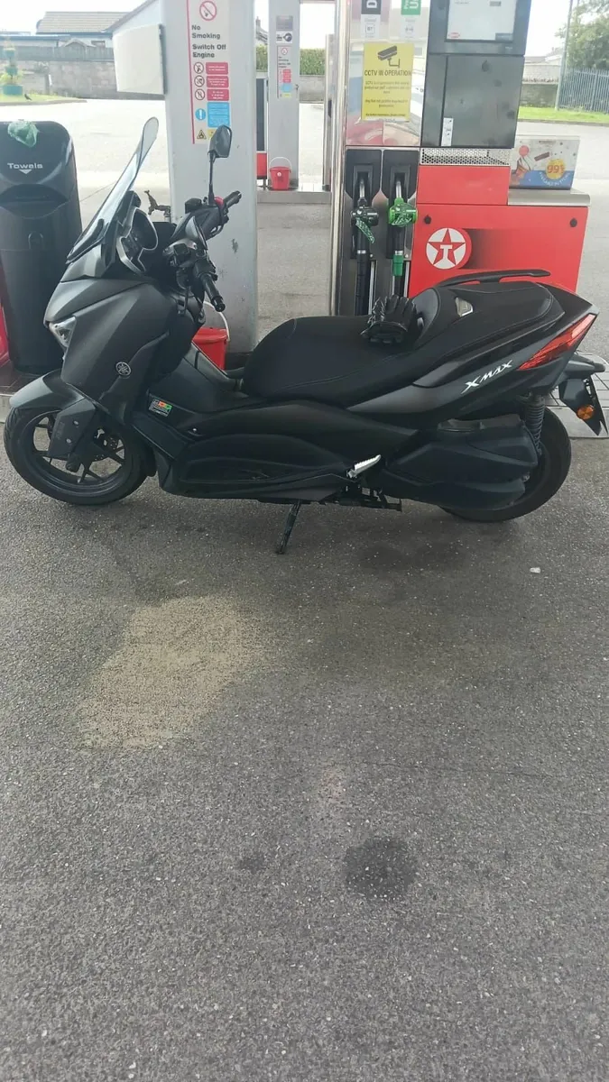 Yamaha X max 300 232 no Texts - Image 1