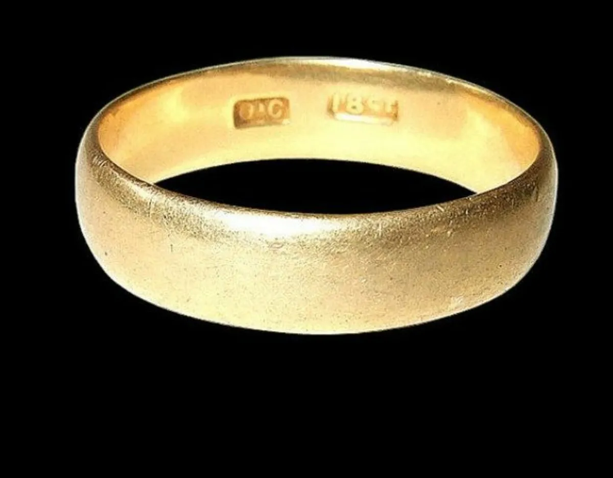 Vintage Hallmarked 18ct Traditional Wedding Band - Image 1