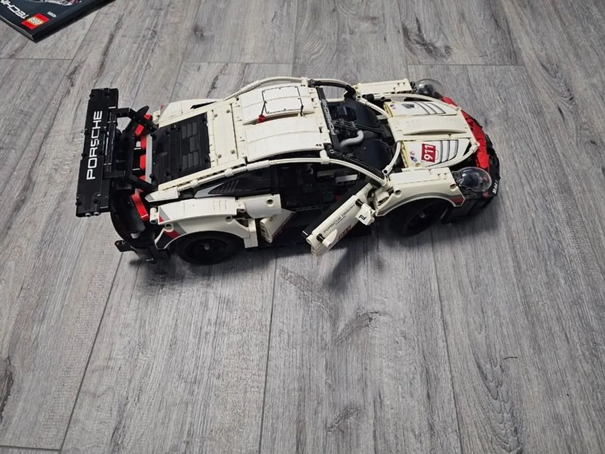 Lego Technic Porsche 911 RSR - Image 1