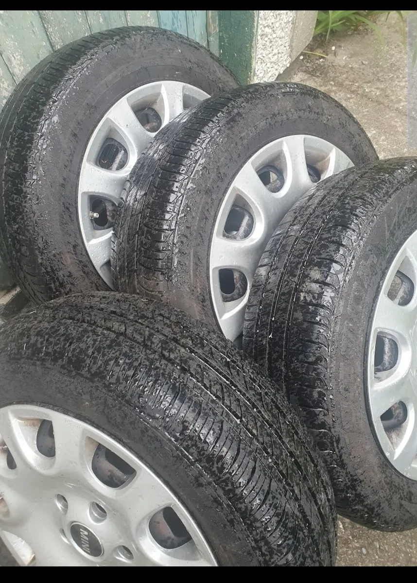 4 nearly new tyres 15s good brand. 150e - Image 3