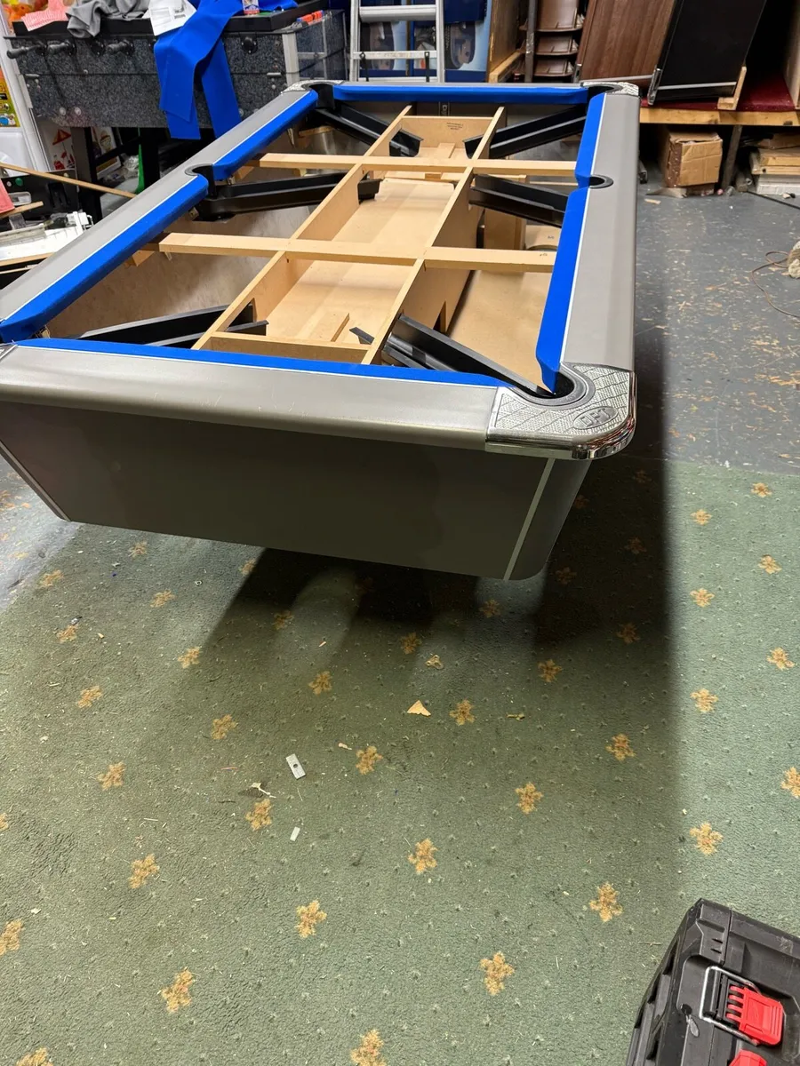 Pool table - Image 1