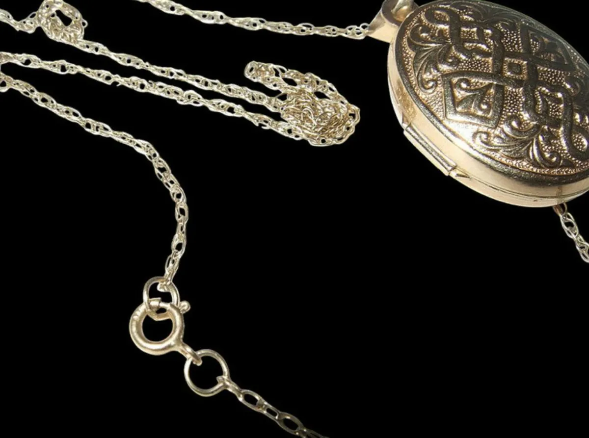 Vintage Hallmarked 9ct Gold Locket & Chain - Image 2