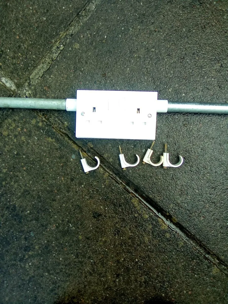 3  SWITCHED SOCKETS AND SWITCH   ALL WIRED - Image 3