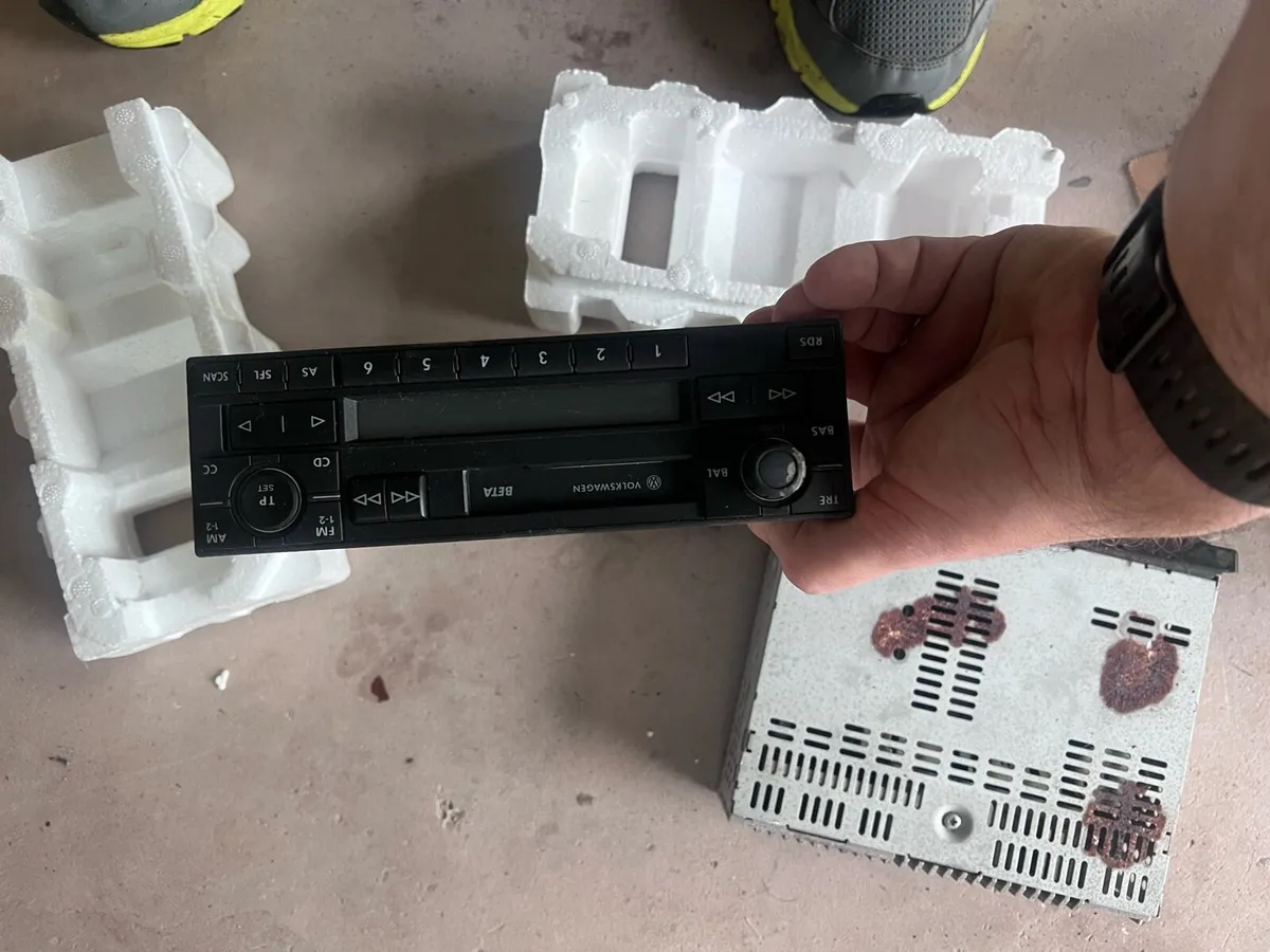 Car radios - Image 1