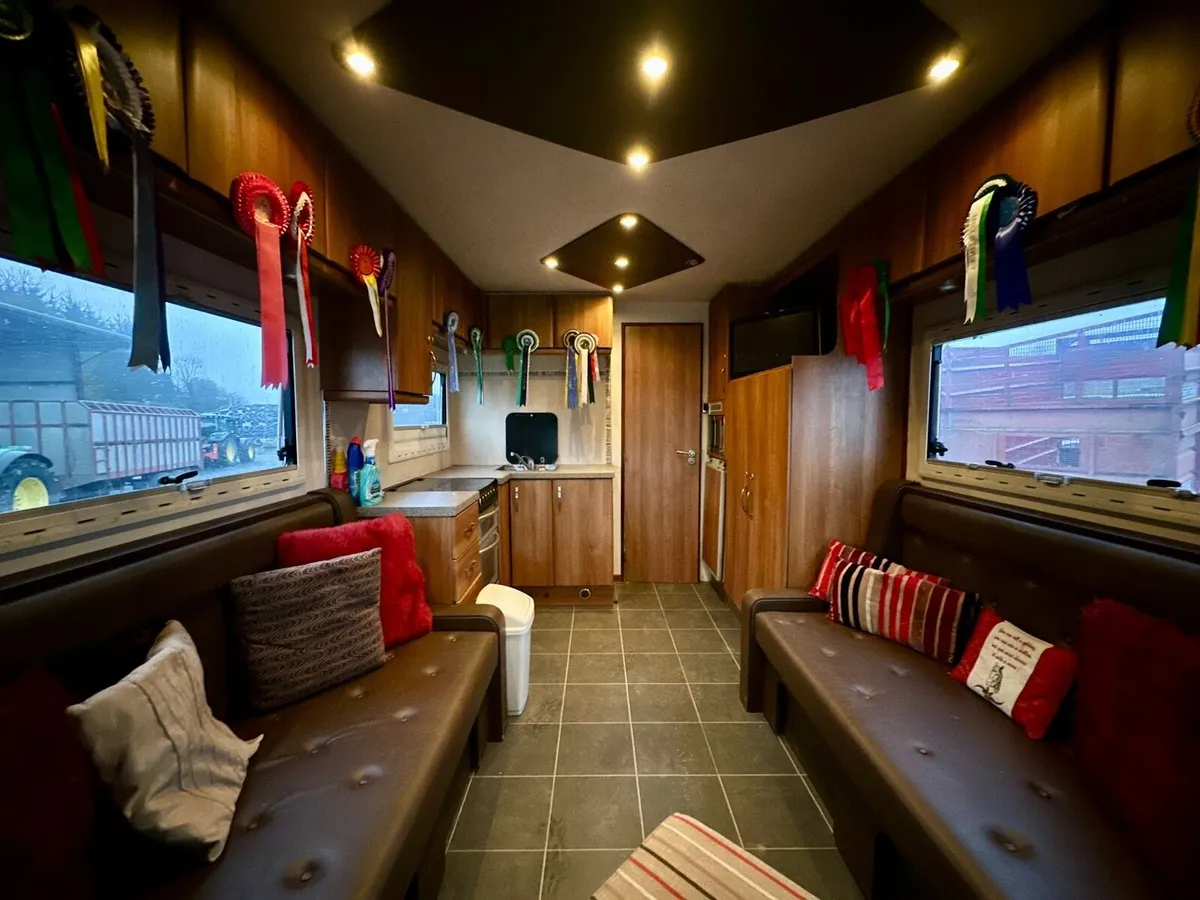 2001 Scania 4xHorse Lorry - Image 2