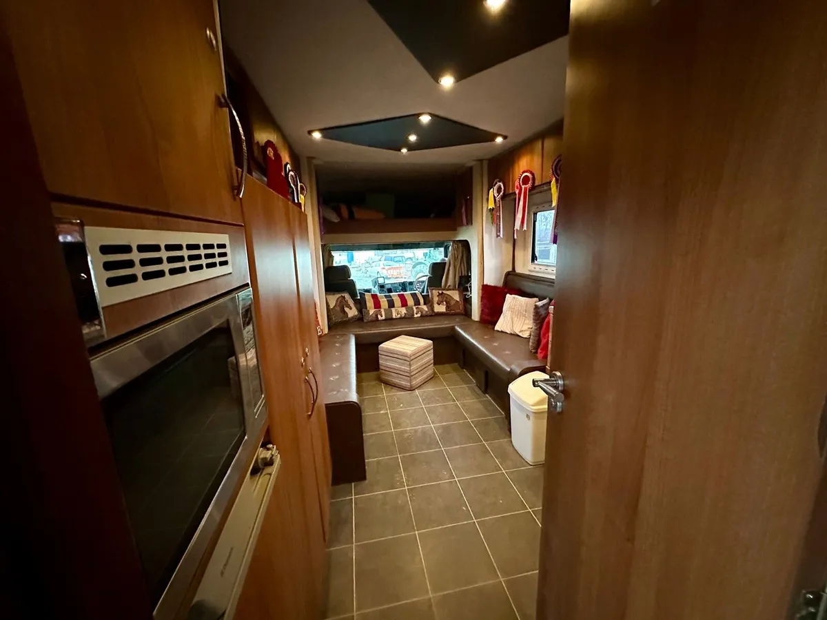 2001 Scania 4xHorse Lorry - Image 4