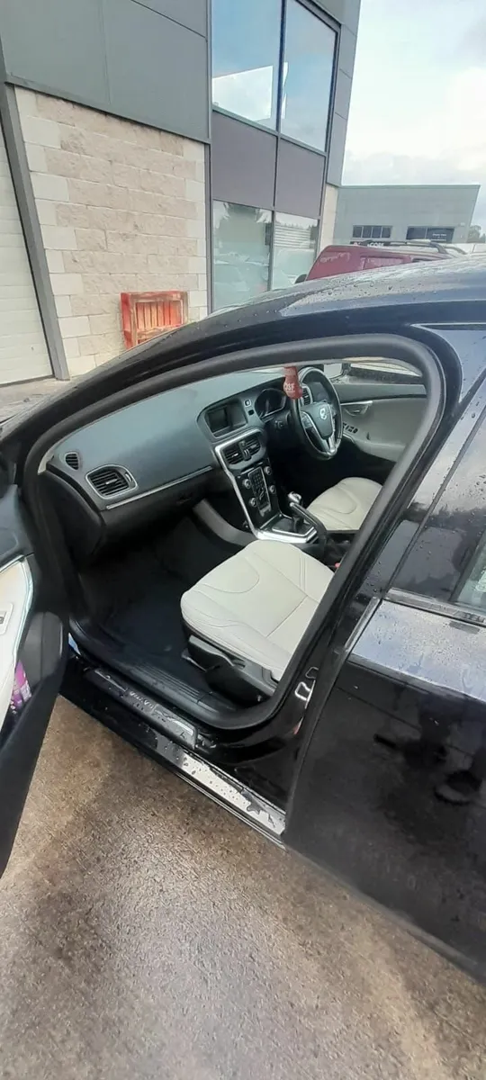 Volvo V40 D2 MOMENTUM ED 5DR - Image 2
